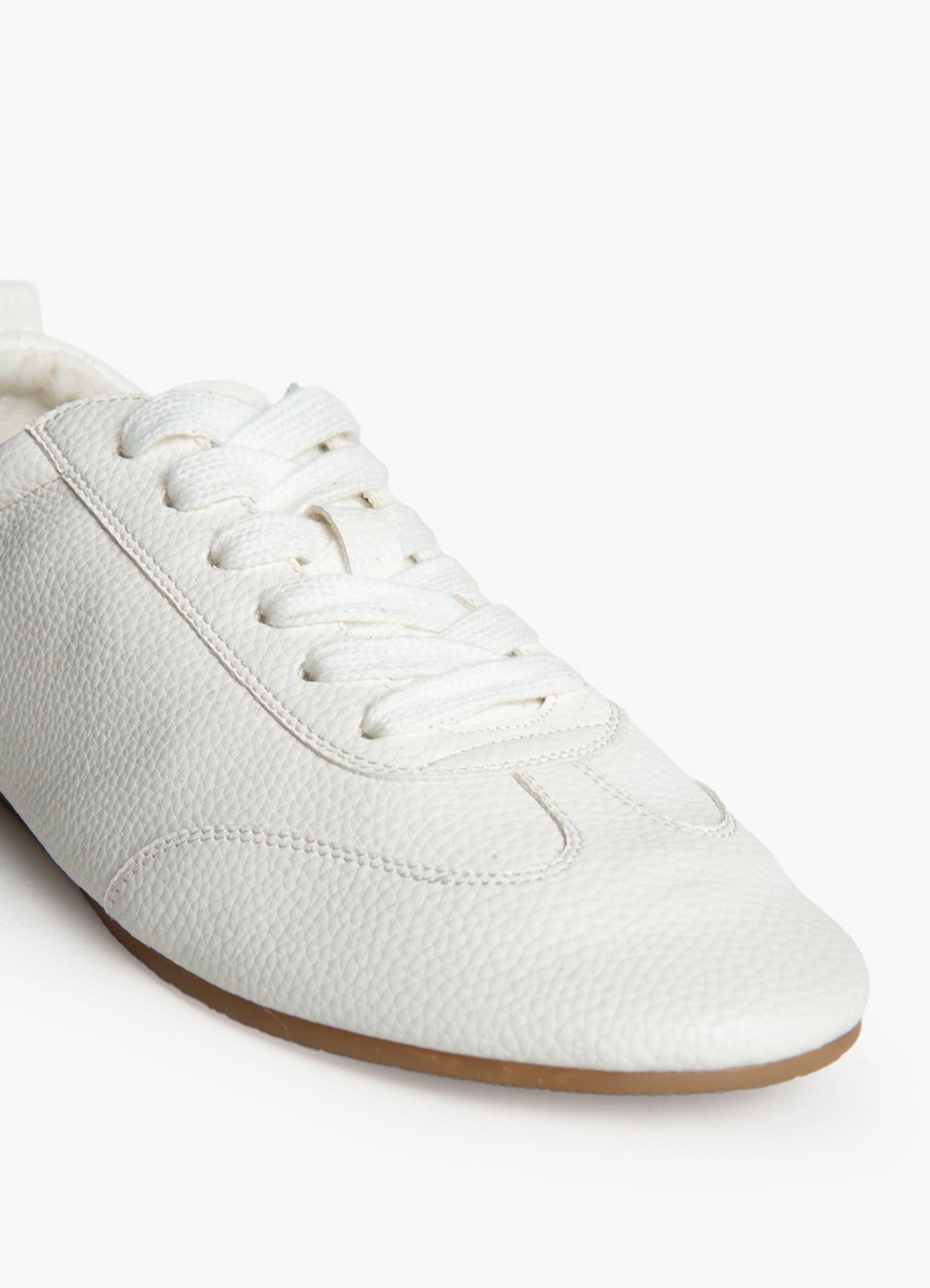 Sneakers : White