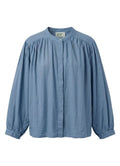 Shirt : Jeans